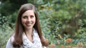 UNICEF-Patin Verena | © privat UNICEF-Patin Verena steht in der Natur und lächelt in die Kamera