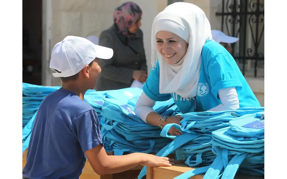 UNICEF in Jordanien | Foto: UNICEF Jordan/2012/Malkawi Flüchtlingscamp in Jordanien: UNICEF-Mitarbeiterin mit syrischem Flüchtlingsjungen