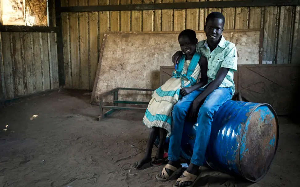 Nyanhial mit ihrem älteren Bruder | © UNICEF/Ohanesian Südsudan: Nyanhial mit ihrem älteren Bruder