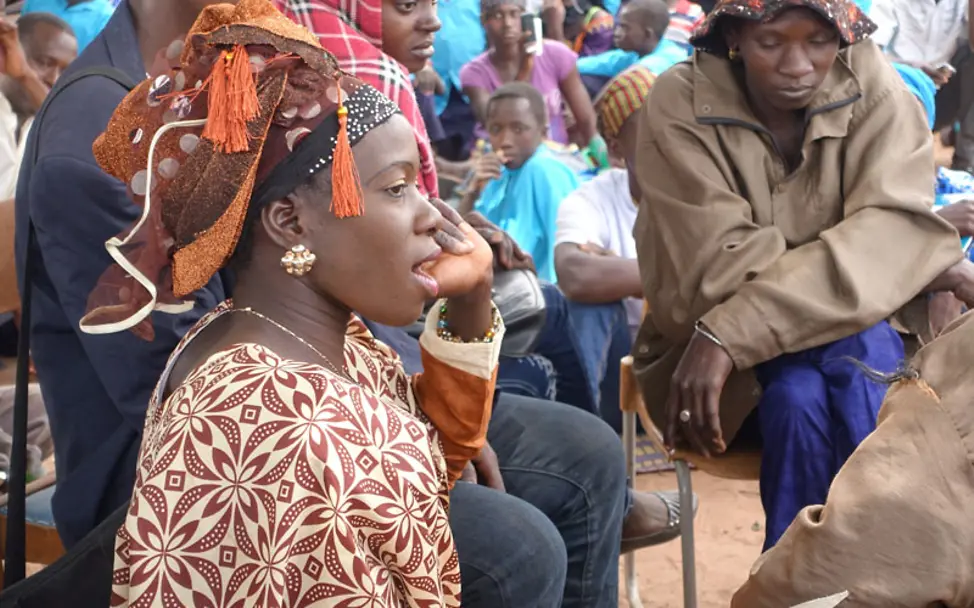 Gambia: Die Frauen des Mütterclubs führen ein Theaterstück auf