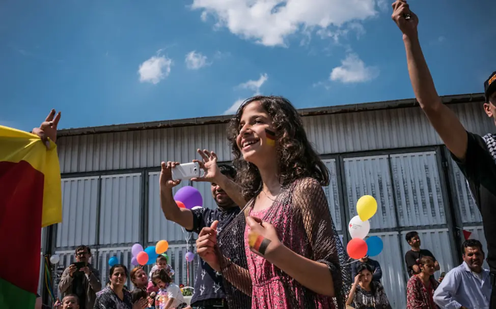 Joudi tanzt beim "Tag der offenen Tür" | © UNICEF/Ashley Gilbertson UNICEF-Bericht: Joudi tanzt beim "Tag der offenen Tür" der Flüchtlingsunterkunft in Karlshorst