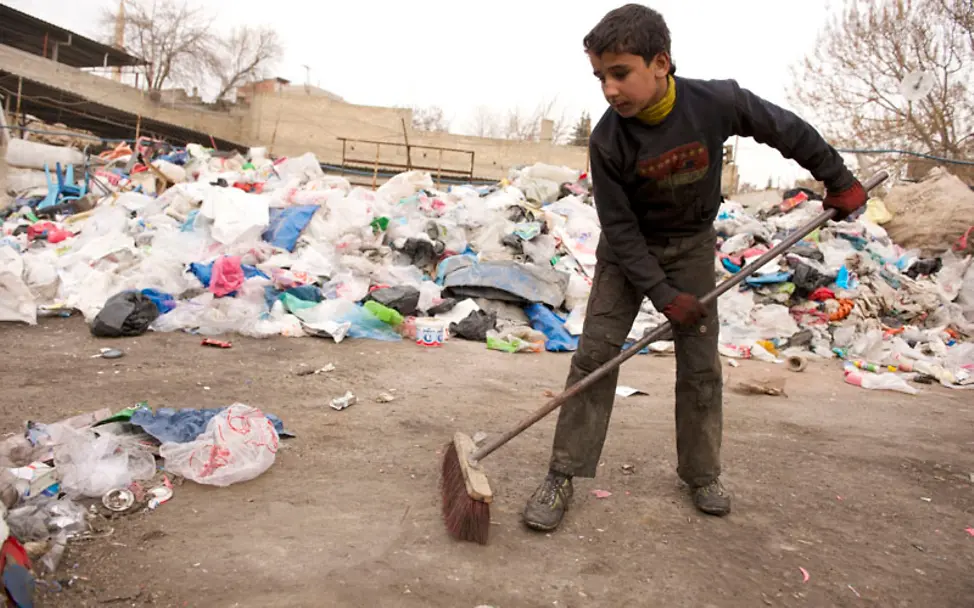 Die Arbeit ist schwer aber vor allem auch ungesund | © UNICEF/Noorani Kinderarbeit: Der Müll beinhaltet Bakterien und kann für Ahmed giftig sein