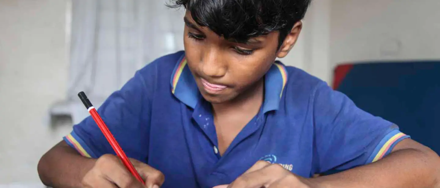 Bangladesch: Milon kann endlich zur Schule gehen | © UNICEF/DT2012/Silke Fock-Kutsch UNICEF in Bangladesch: Milon lernt Lesen und Schreiben.