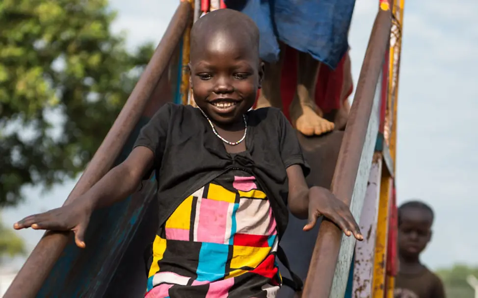 Election kann endlich Schaukeln, Rutschen und Malen | ©UNICEF/Everett Südsudan: Election spielt glücklich im UNICEF-Kinderzentrum