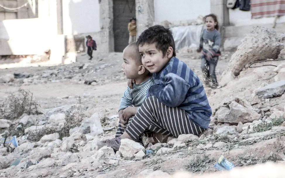 Syrien-Bürgerkrieg: Brüder im zerstörten Aleppo | © UNICEF/Al-Issa Aleppo, Syrien: zwei kleine Jungs in den Trümmern der zerstörten Stadt