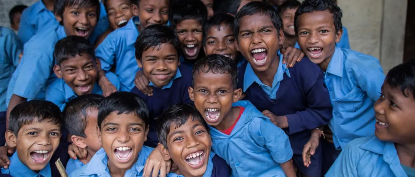 Mit einer UNICEF-Dauerspende unterstützen Sie Kinder regelmäßig - so wie diese Schuljungen in Indien.