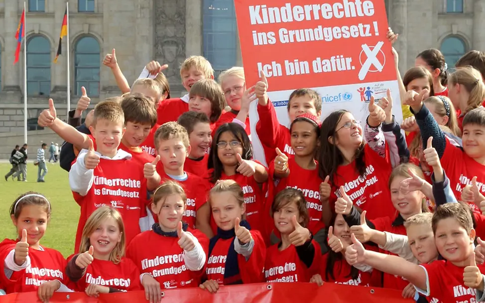 Kinderrechte ins Grundgesetz: Kinder demonstrieren für ihre Rechte | © UNICEF/Eventpress Herrmann Kinderrechte ins Grundgesetz: Kinderdemonstration vor dem Reichstag in Berlin