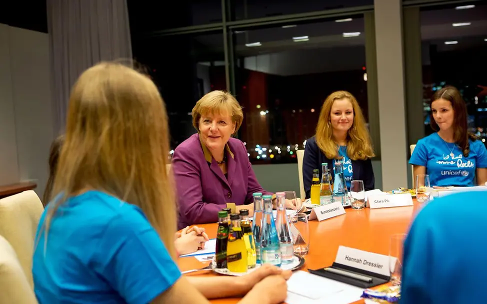Jugendliche diskutieren mit Bundeskanzlerin Angela Merkel über Kinderrechte | © UNICEF/Julia Zimmermann Kinderrechte ins Grundgesetz: Jugendliche diskutieren mit Bundeskanzlerin Angela Merkel