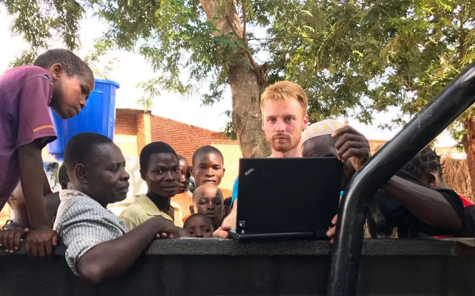 Malawi: Gemeinsam werden die Daten der Drohne ausgewertet