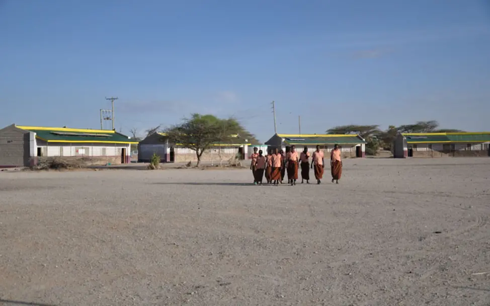 Rahama geht mit ihren Freundinnen über den Schulhof | © UNICEF Kenya/ Charbonneau Kenia: Rahama mit ihren Freundinnen auf dem Schulhof