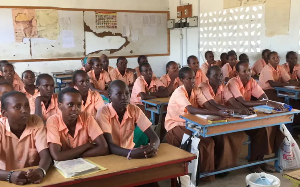 Rahama in ihrem Klassenzimmer mit ihrer achten Klasse | © UNICEF Kenya/ Charbonneau Kenia: Die achte Klasse der Helmer Girl's School