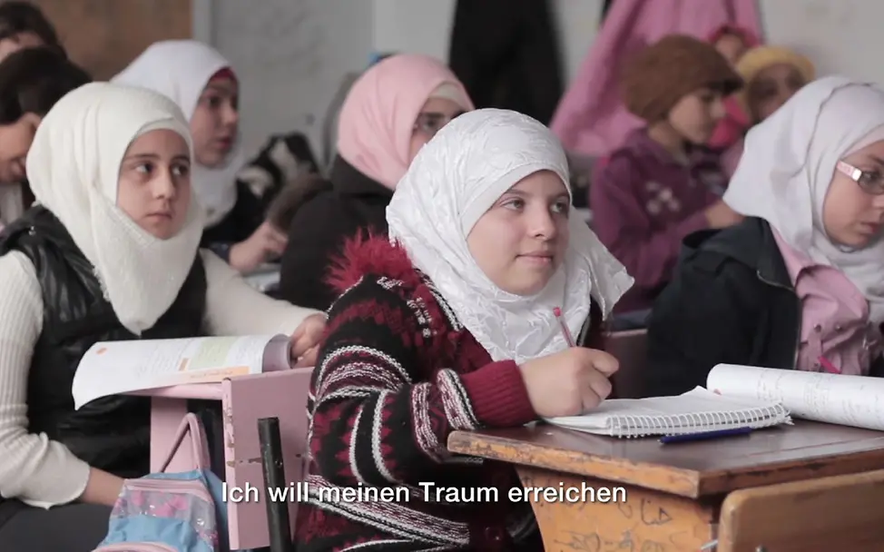 Saja möchte lernen und ihre Zukunft gestalten | © UNICEF Saja beim Besuch einer Notschule in Aleppo