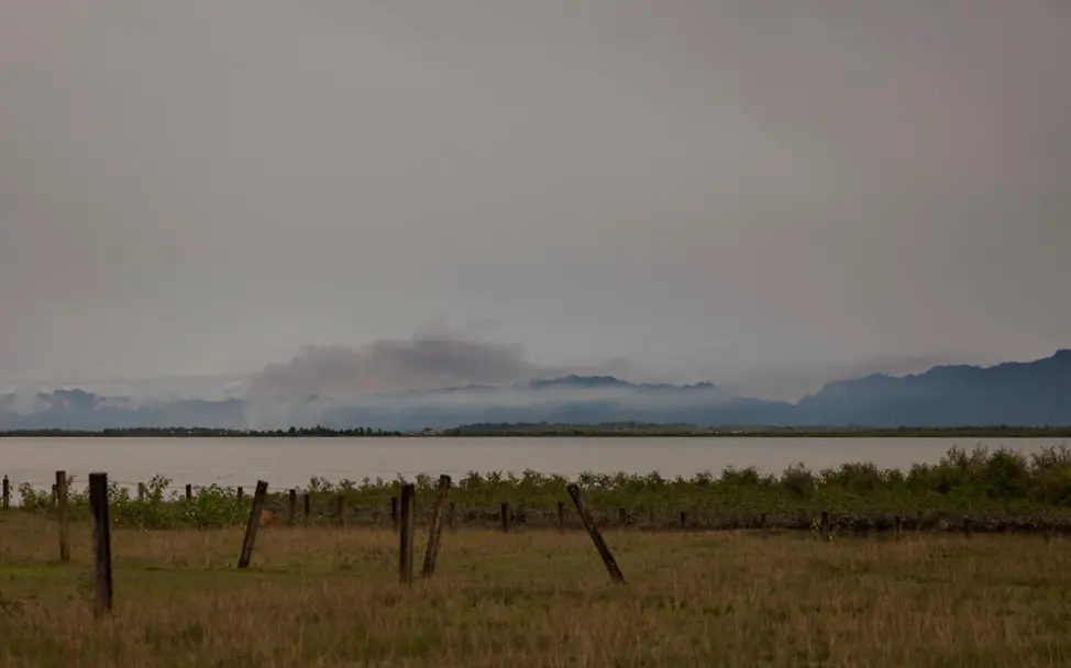Die Rauchwolken am Horizont steigen von brennenden Häusern und Dörfern auf