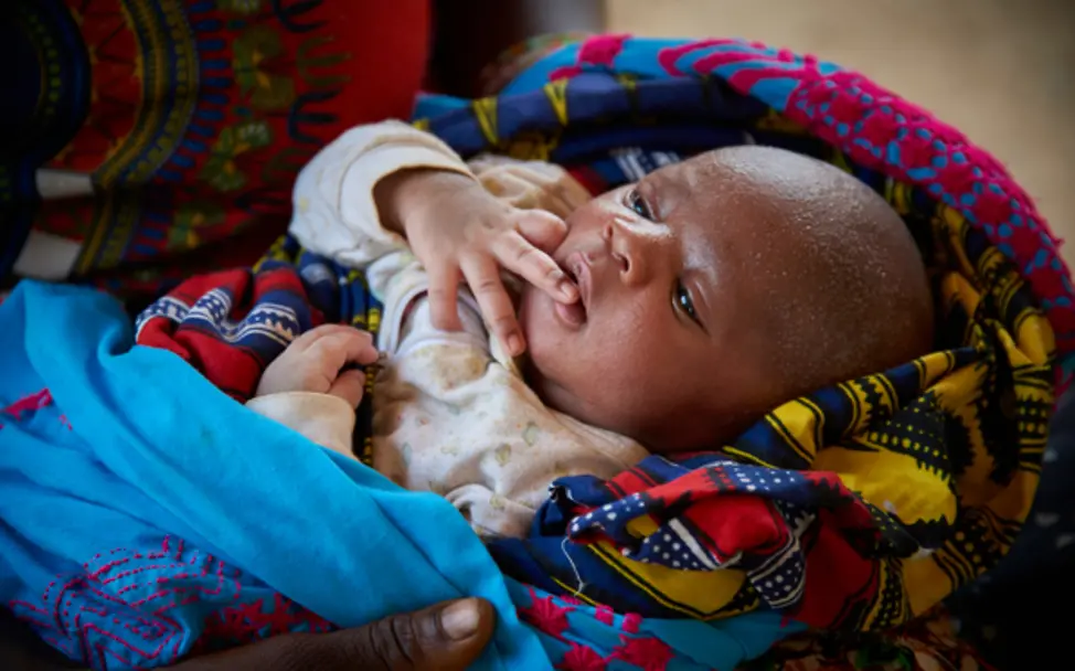 Die neun Tage alte Manso wird von ihrer Mutter gewogen. | © UNICEF/Phelps Kindersterblichkeit: Die neun Tage alte Manso ist warm eingepackt. täglich starben über 7.000 Babys kurz nach ihrer Geburt.
