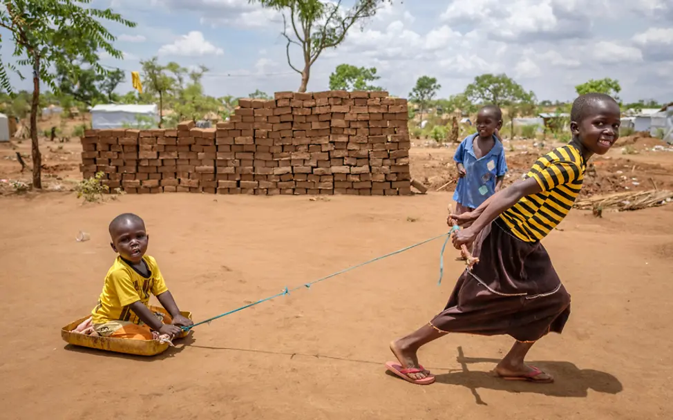 In dem Flüchtlingslager Bidibidi spielen die Kinder auf der Straße | © UNICEF/Ose Uganda: Flüchtlingskinder spielen im Flüchtlingslager Bidibidi