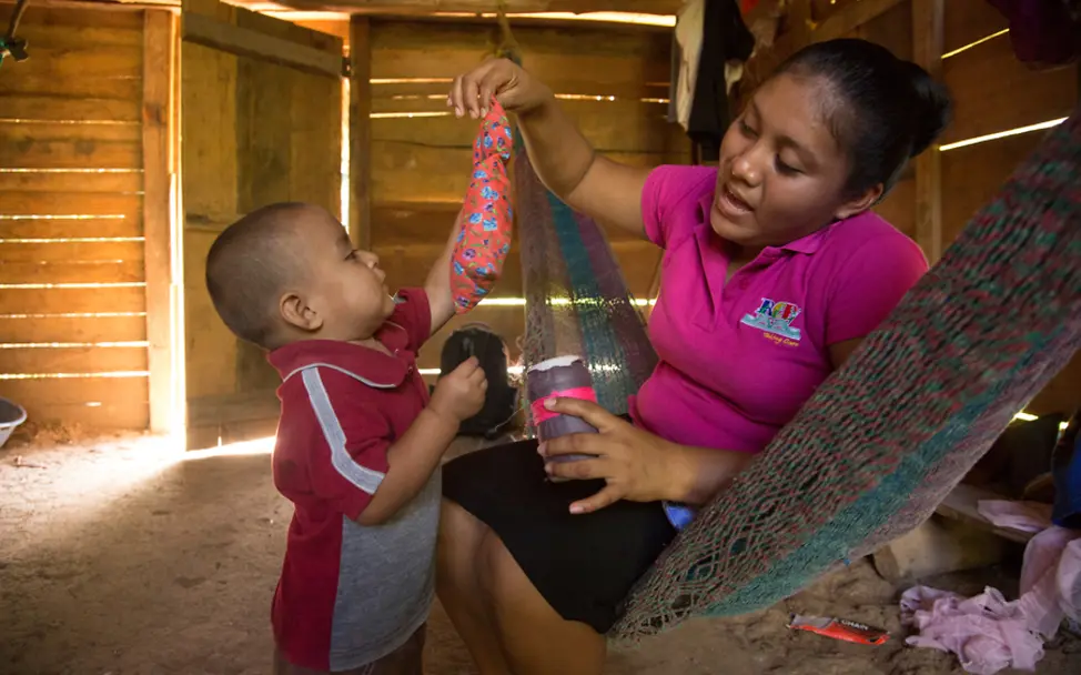 Sozialarbeiterin Melisha spielt mit Abner | © UNICEF/LeMoyne Belize: Abner spielt mit einem Spielzeug in dem Dorf San Felipe