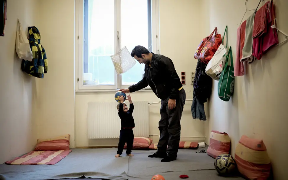 Abdul spielt mit seinem kleinen Sohn Fußball | © UNICEF/Gilbertson VII Photo Österreich: In einer Wiener Flüchtlingsunterkunft spielt Mohammad Fußball