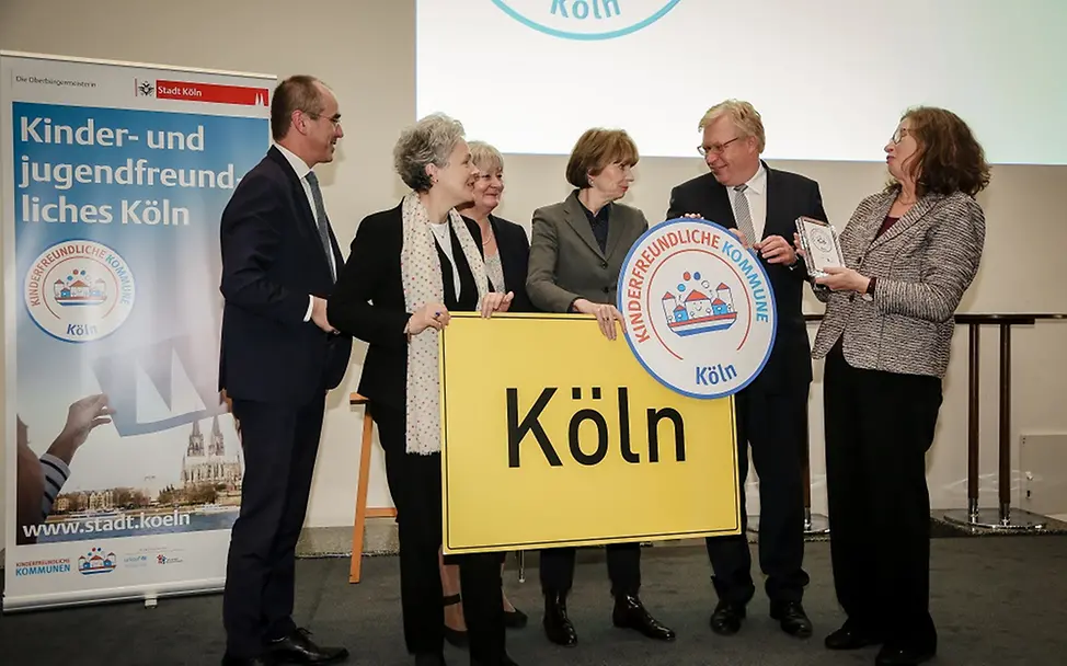 Auszeichnung der Stadt Köln zur "Kinderfreundliche Kommune" | © Benjamin Horn/Stadt Köln Kinderrechtsarbeit in Köln: Auszeichnung zur "Kinderfreundliche Kommune"