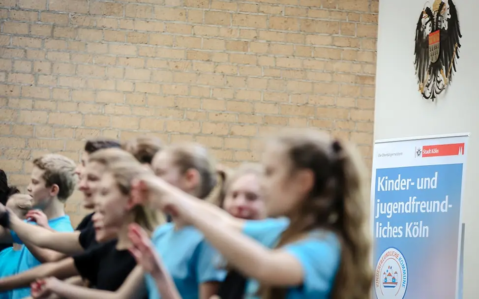 Kinder und Jugendliche während der Vergabe des Siegels | © Benjamin Horn/Stadt Köln Kinderfreundliches Köln: Kinder und Jugendliche während der Vergabe des Siegels
