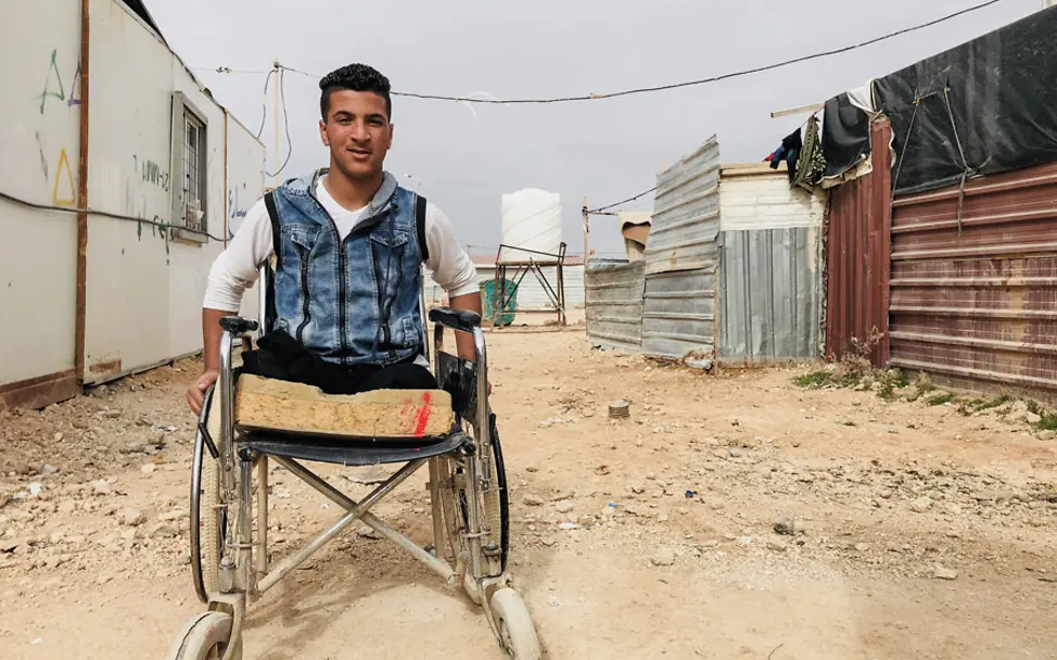 Sami verlor bei einem Bombenangriff beide Beine | © UNICEF Jordan/2018/Hazou Sieben Jahre Syrien-Krieg: Sami sitzt nach einem Bombenangriff im Rollstuhl