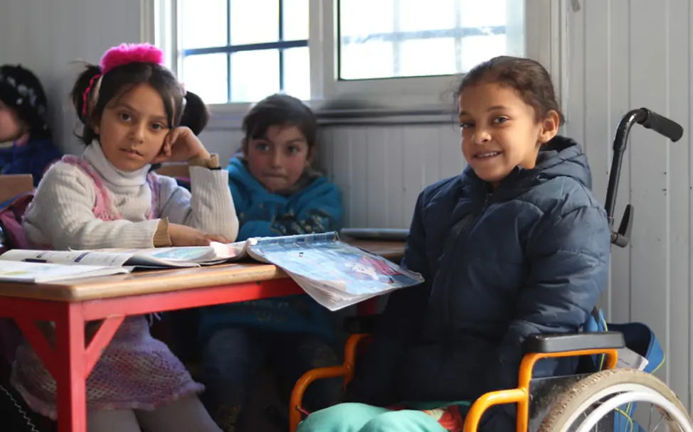 Hanaa (8) mit Schulkameradinnen in der Notschule | © UNICEF Syria/2018/Al-Issa Sieben Jahre Syrien-Krieg: Hanaa (8) mit Schulkameradinnen in der Notschule