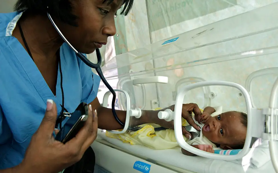 UNICEF-Helfer kümmern sich um Neugeborene | © UNICEF/Noorani Haiti Erdbeben: UNICEF-Helfer kümmern sich um Neugeborene