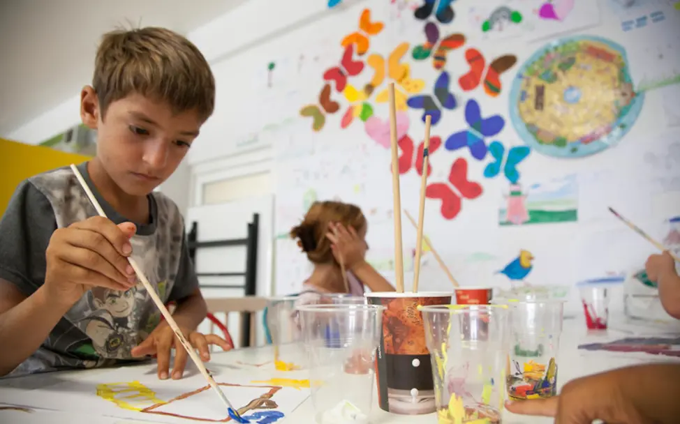 Im Zentrum für Geflüchtete können Kinder spielen, malen und ausruhen. | © UNICEF/Gripiotis Im UNICEF Zentrum für Geflüchtete in Athen malt ein Kind.