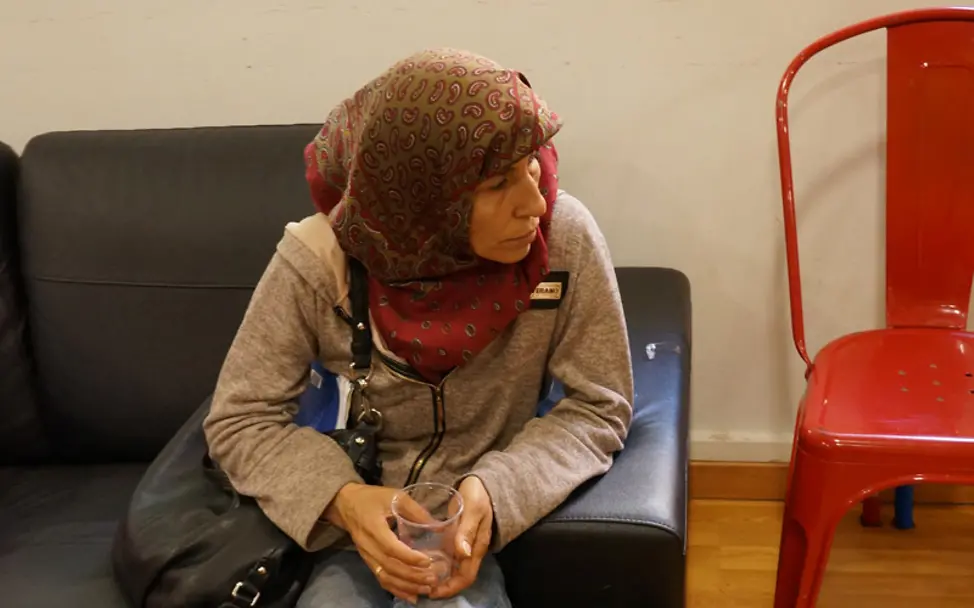 Moona wartet darauf, endlich wieder bei ihrer Familie sein zu dürfen. | © UNICEF/Siokou-Siova Moona ist aus Aleppo geflohen und wartet darauf, ihre Familie wiederzusehen.