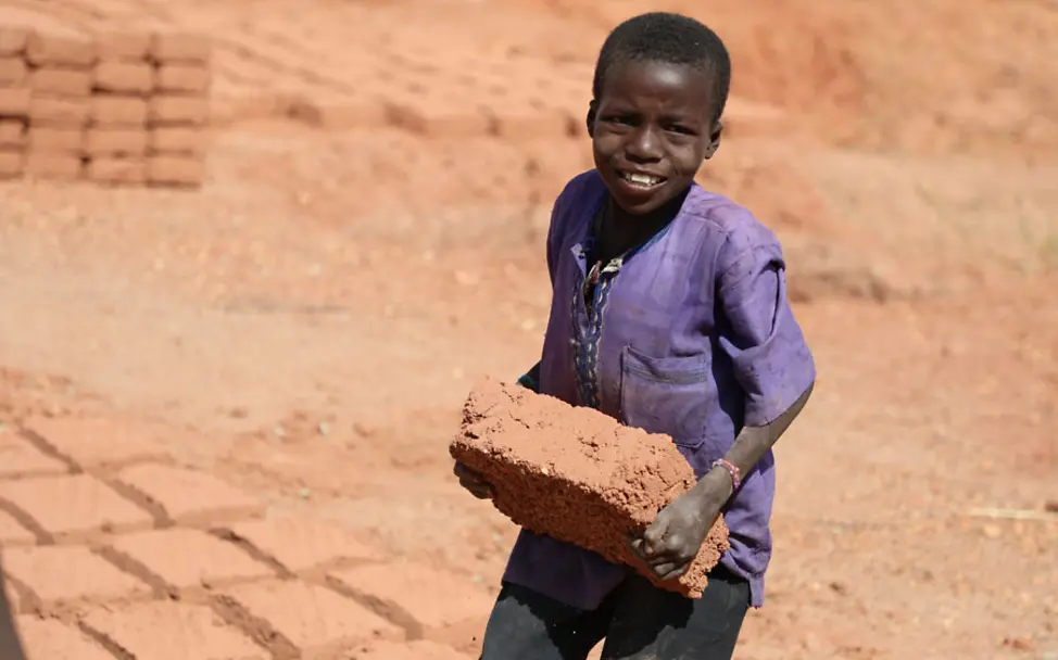 Kinderarbeit: Bassiru in Niger arbeitet in der Ziegelproduktion