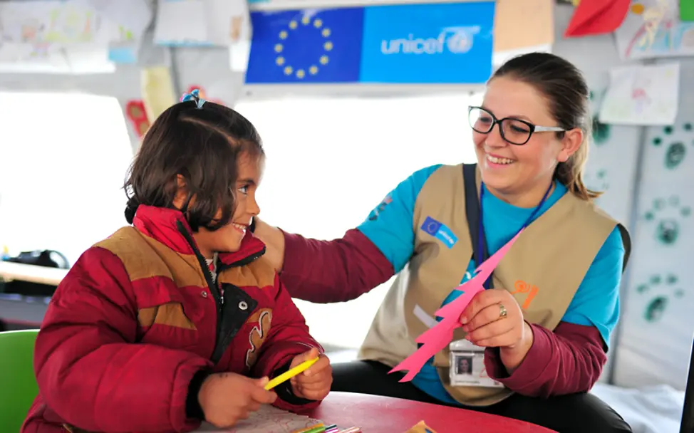 Kinderfreundlicher Ort in Mazedonien | © UNICEF/Georgiev Kinderfreundlicher Ort in Mazedonien: UNICEF-Helferin mit Mädchen