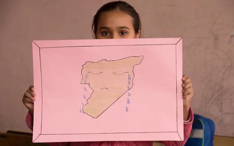 Haneen aus Syrien mit ihrer Zeichnung des weinenden Landes | © UNICEF/Al- Malek Haneen aus Syrien mit einer Zeichnung ihres weinenden Landes