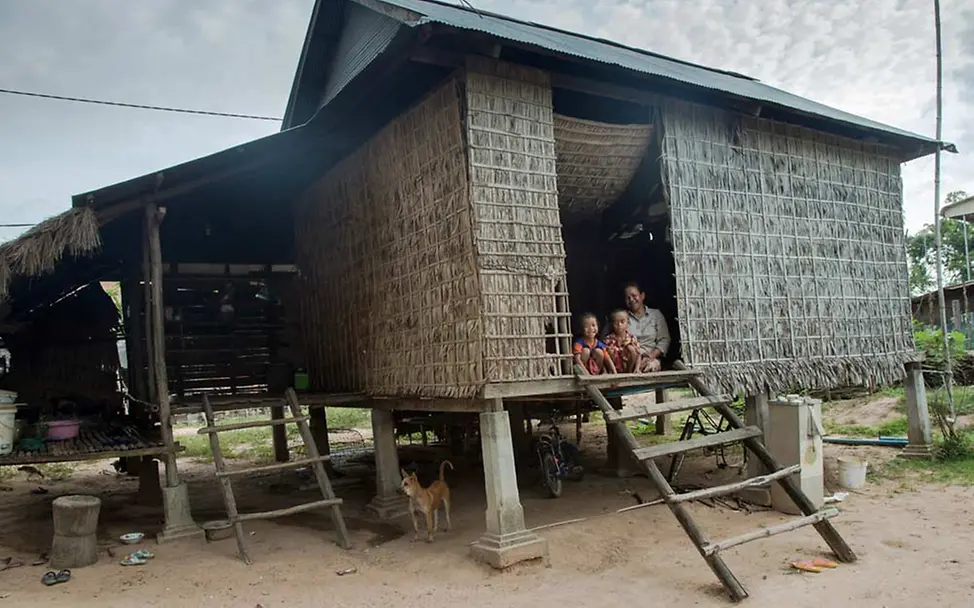 Kambodscha Kinderschutz: Ein einfaches Stelzenhaus in Kambodscha, in dem mehrere Generationen leben. 