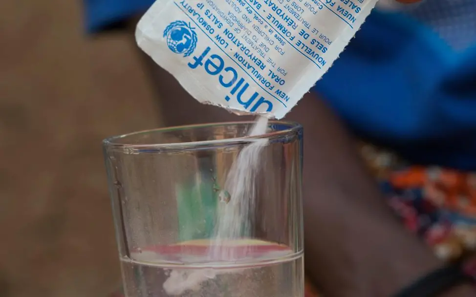 Die Zucker-Salz-Mischung hilft bei der Behandlung gegen Cholera. | © UNICEF/Esteve Cholera im Chad: Die Zucker-Salz-Mischung hilft bei der Behandlung gegen Cholera.