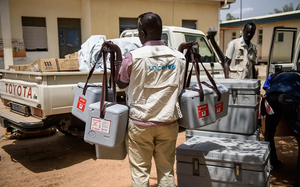 Hilfsgüter im Südsudan: UNICEF-Helfer trägt Kühlboxen