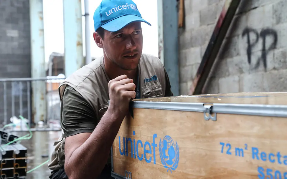 Hilfsgüter in Kopenhagen: Djani Zadi im Logistikzentrum