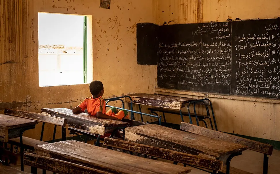 Ein Junge in einer von UNICEF unterstützten Schule in Agadez.
