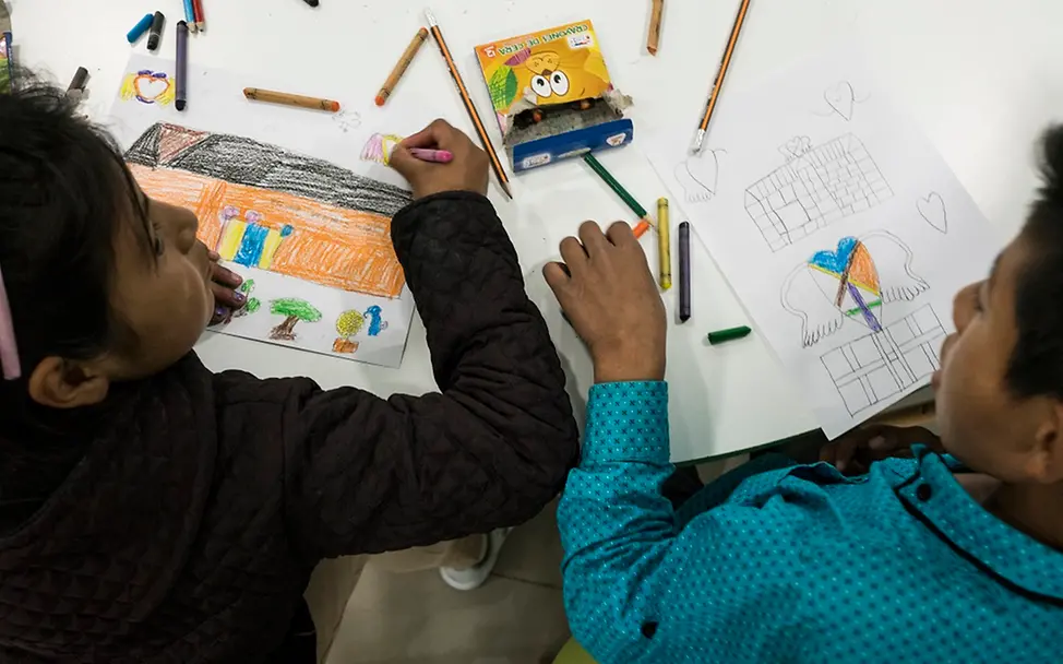 Der Traum von einem sicheren Zuhause | © UNICEF/Bindra Der Traum von einem sicheren Zuhause: zwei unbegleitete Flüchtlingskinder malen