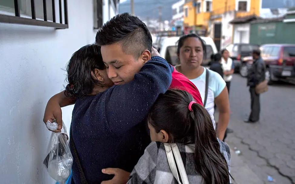 Eliasa (15): Zwischen Wiedersehensfreude und Enttäuschung | © UNICEF/Bindra Wiedervereinigung: Eine Mutter umarmt ihren Sohn Eliasa