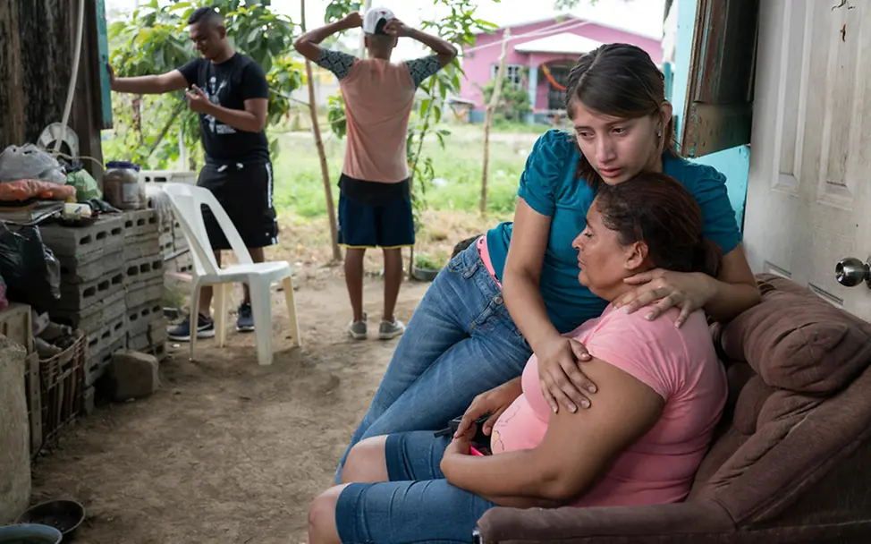 Die Familie leidet unter der Armut, in der sie lebt. | © UNICEF/Bindra Honduras: Erics Mutter und Schwester umarmen sich.