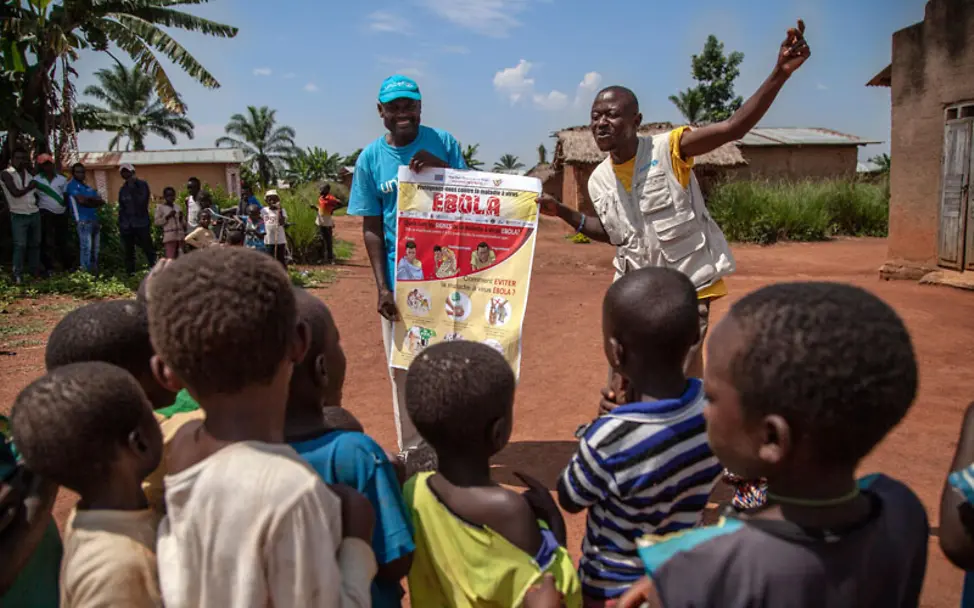 Ebola im Kongo: UNICEF-Mitarbeiter zeigen Kindenr, wie sie sich schützen können