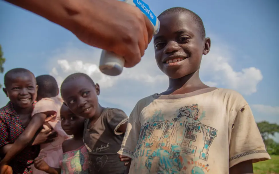Ebola im Kongo: Einem Jungen wird Fieber gemessen