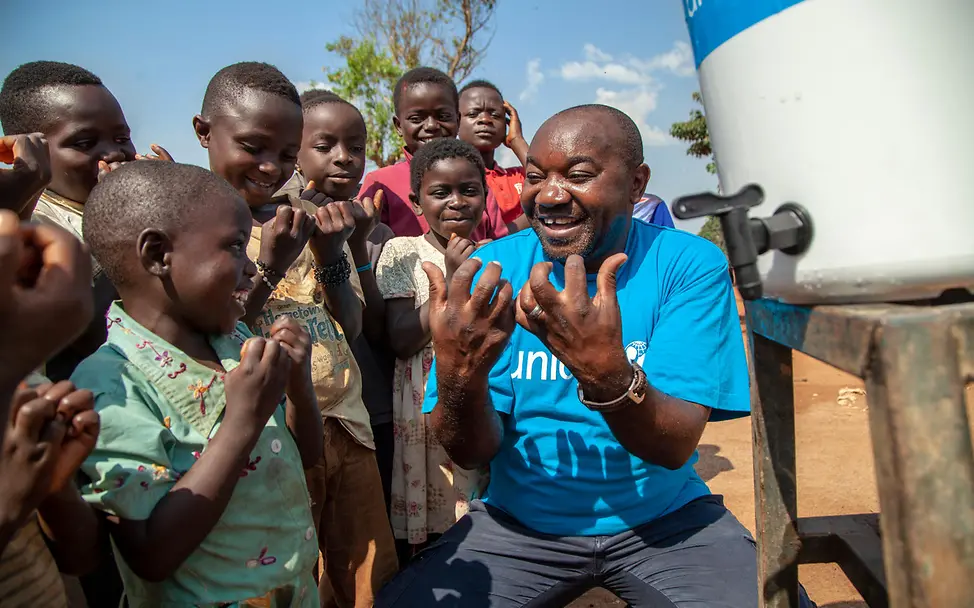 Kongo: UNICEF-Helfer zeigt Kindern, wie man sich die Hände wäscht | © UNICEF/Naftalin Kongo: UNICEF-Helfer zeigt Kindern, wie man sich die Hände wäscht