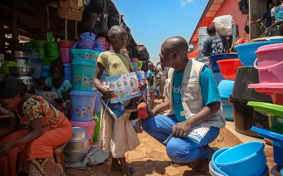 Mädchen wird über Ebola aufgeklärt | © UNICEF/Naftalin Ebola im Kongo: Mädchen wird über Ebola aufgeklärt