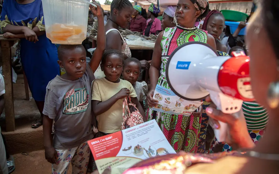 Eine Mitarbeiterin eines UNICEF Teams klärt Kinder über Ebola auf. | © UNICEF/Naftalin Ebola im Kongo: Eine Mitarbeiterin eines UNICEF Teams klärt Kinder über Ebola auf.