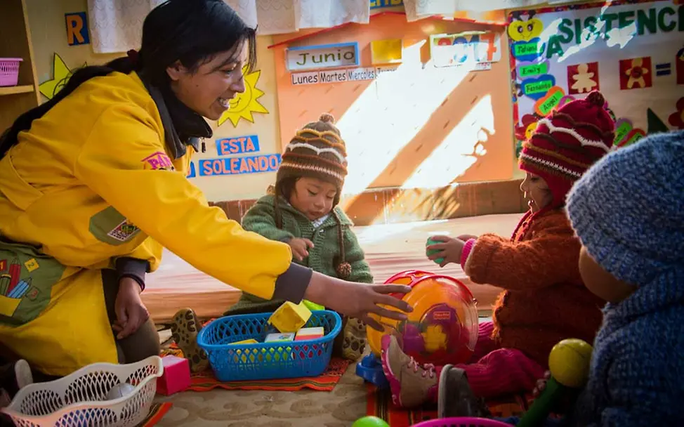 Eine Erzieherin in einem Kinderzentrum in El Alto. | © UNICEF/Paz-Soldán Frühkindliche Förderung: Spielen ist wichtig für die Gehirnentwicklung der Kinder.