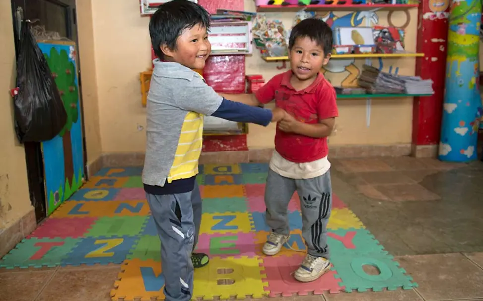 Bildungschancen: Zwei Jungen in einem Kinderzentrum in Bolivien spielen miteinander. | © UNICEF/Duranboger UNICEF setzt sich in Bolivien für gleiche Bildungschancen für alle Kinder ein.