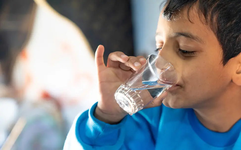 Frisches Wasser aus dem eigenen Wasserhahn. | © UNICEF/Herwig Za'atari: Der zehnjährige Diaa trinkt frisches Wasser aus einem Glas.