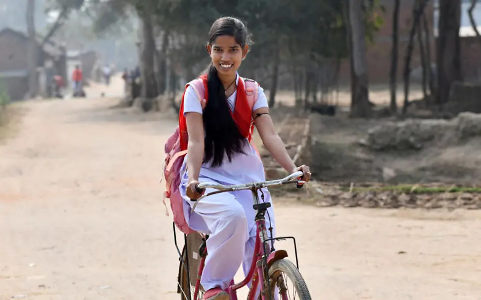 Die Unterstützung gibt den Mädchen Sicherheit und Würde | © UNICEF/UN0276231/Boro Ein Mädchen fährt mit dem Fahrrad zur Schule