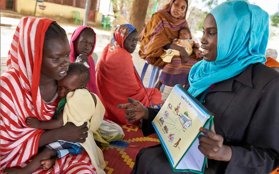 Junge Mütter lernen, wie sie ihre Kinder gesund ernähren können. | © UNICEF/Noorani Sudan Krieg: Gesunde Ernährung und Hygiene-Regeln lernen Mütter von einer UNICEF-Gesundheitshelferin.