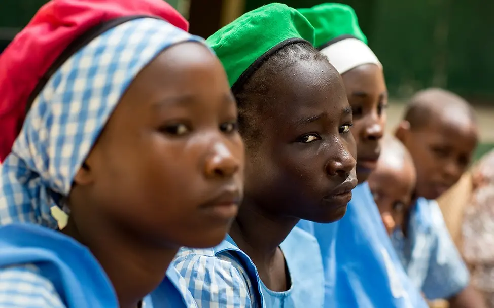 : Julianna (13), Rhoda (14), und Fatima (15) sind Binnenvertriebene in Nigeria. Im Flüchtlingslager besuchen sie eine Schule | © UNICEF/Kokic Nigeria: Im Flüchtlingslager besuchen diese drei Mädchen eine Schule
